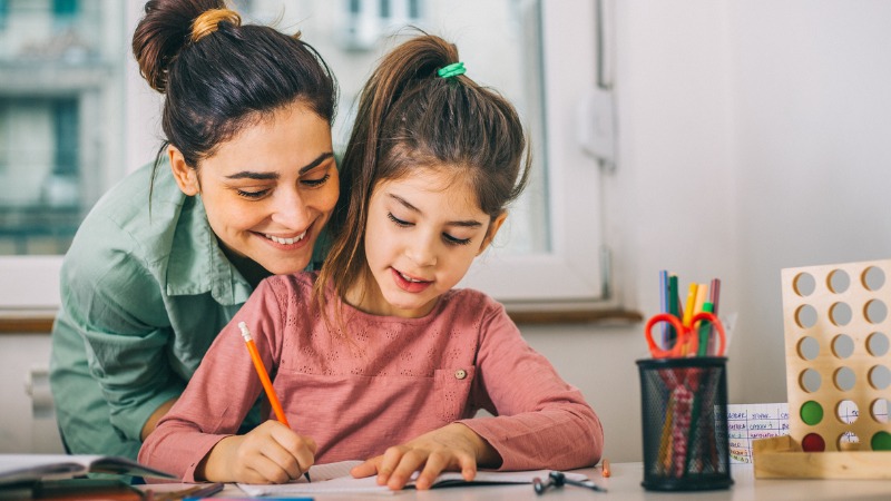 moeder helpt dochter met leerproblemen